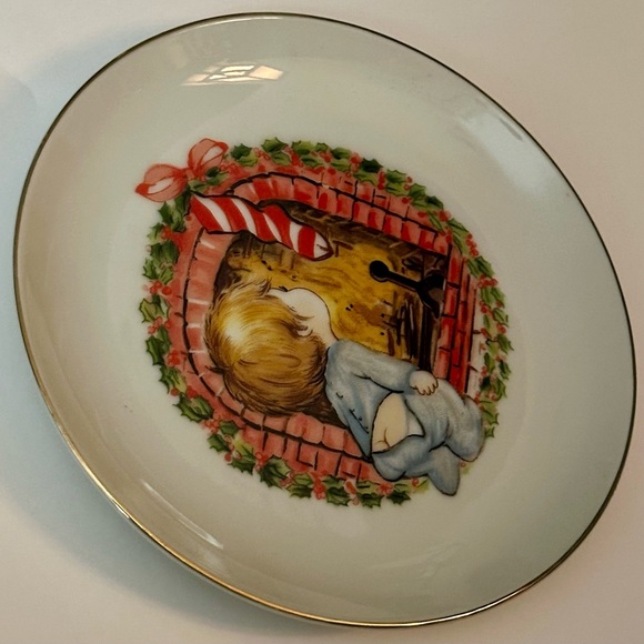 Vintage JASCO 1982 Christmas Plate, 22K Gold Edged, Boy by Fireplace, Japan - Picture 3 of 15